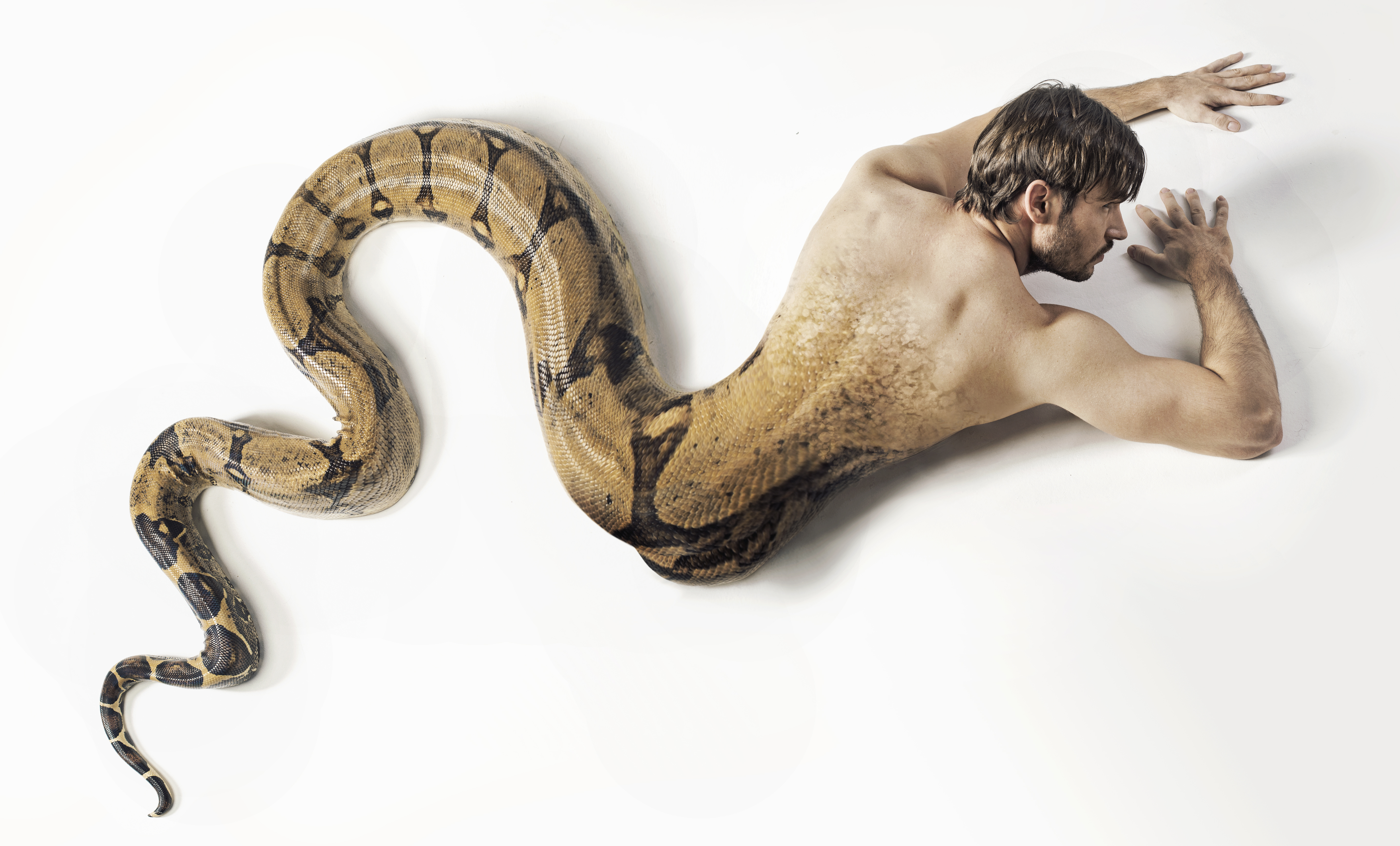 Человек со змеями